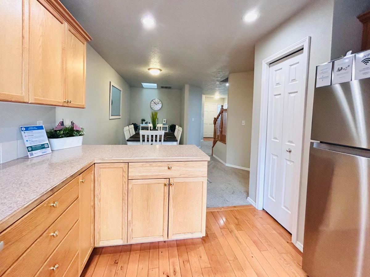 The Getaway Se Boise Condo Across The Street From Greenbelt, Bown Crossing And Boise River 3Bd 3Bath, 4 Beds! Lovely, Homey, Dining Table Seats 6 Bagian luar foto
