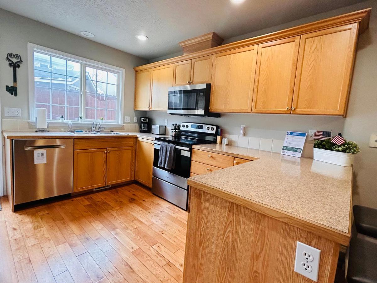 The Getaway Se Boise Condo Across The Street From Greenbelt, Bown Crossing And Boise River 3Bd 3Bath, 4 Beds! Lovely, Homey, Dining Table Seats 6 Bagian luar foto