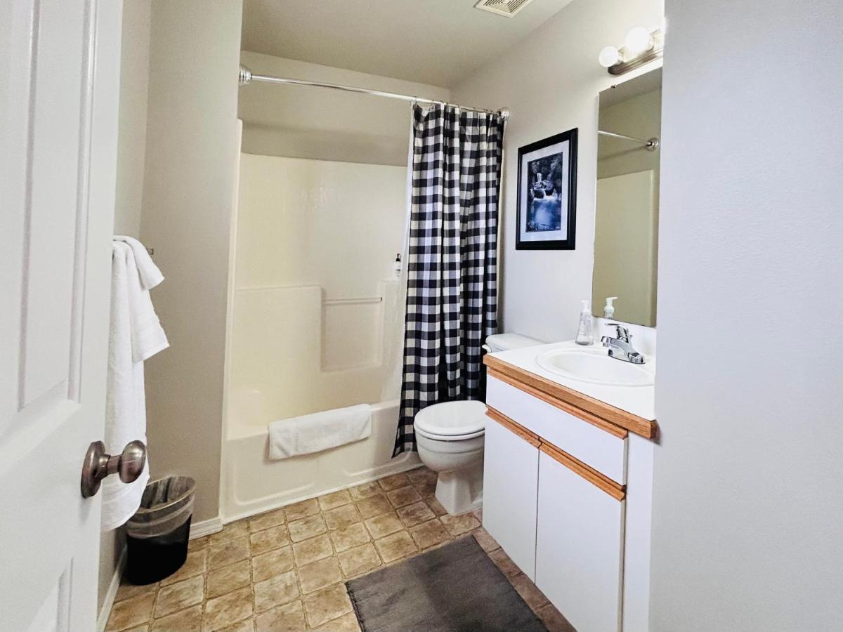 The Getaway Se Boise Condo Across The Street From Greenbelt, Bown Crossing And Boise River 3Bd 3Bath, 4 Beds! Lovely, Homey, Dining Table Seats 6 Bagian luar foto